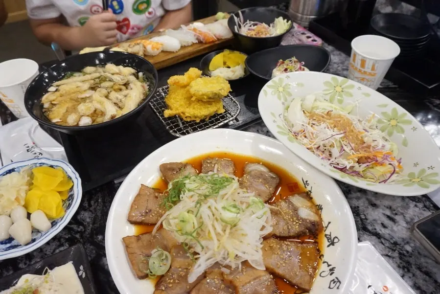 식사를 마친 테이블 풍경