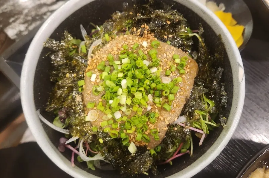골고루 비빈 게내장비빔밥
