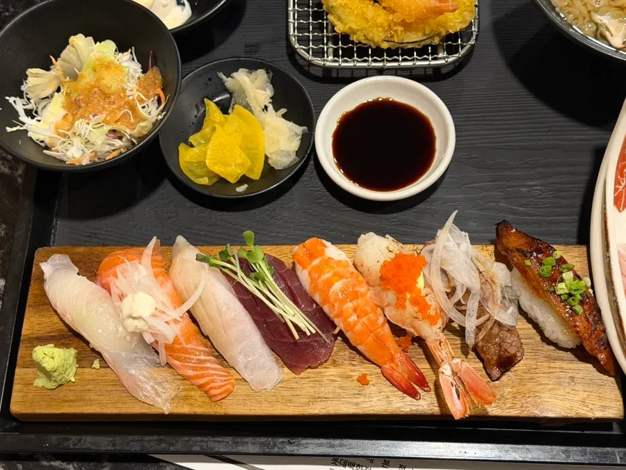 Sushi plate with assorted pieces from the hoehansang set