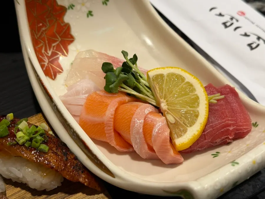 Sashimi plate served with the hoehansang set