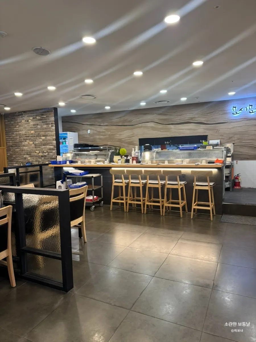 Overall interior view of the Moshi Moshi Sushi restaurant