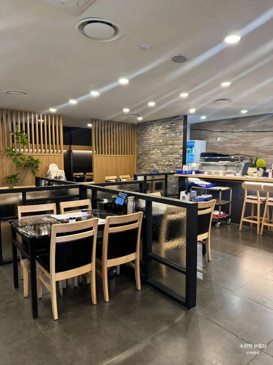 Dining hall with 2-person and 4-person tables