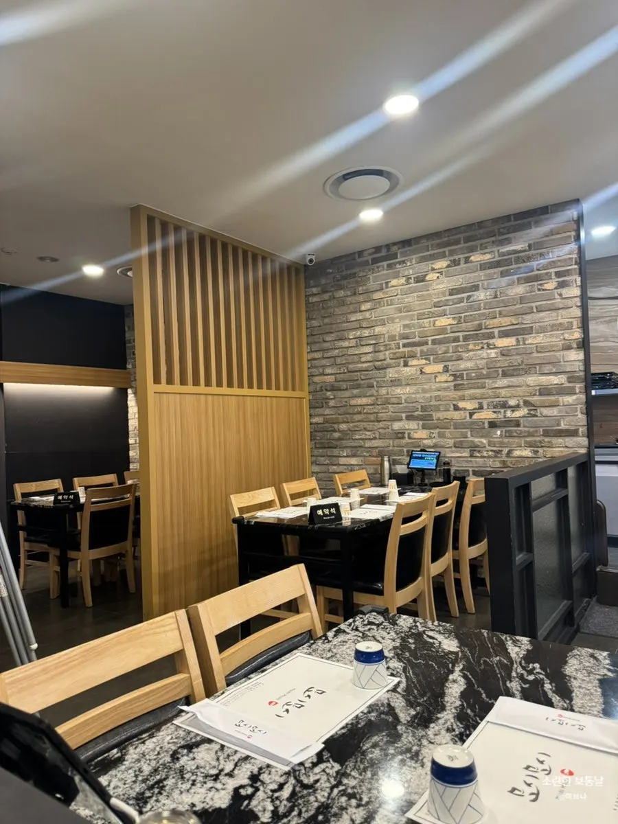 Neatly set table at Moshi Moshi Sushi