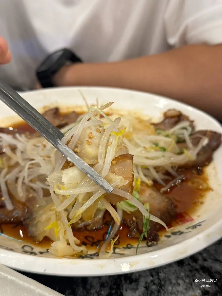 Chashu topped with bean sprouts and onion