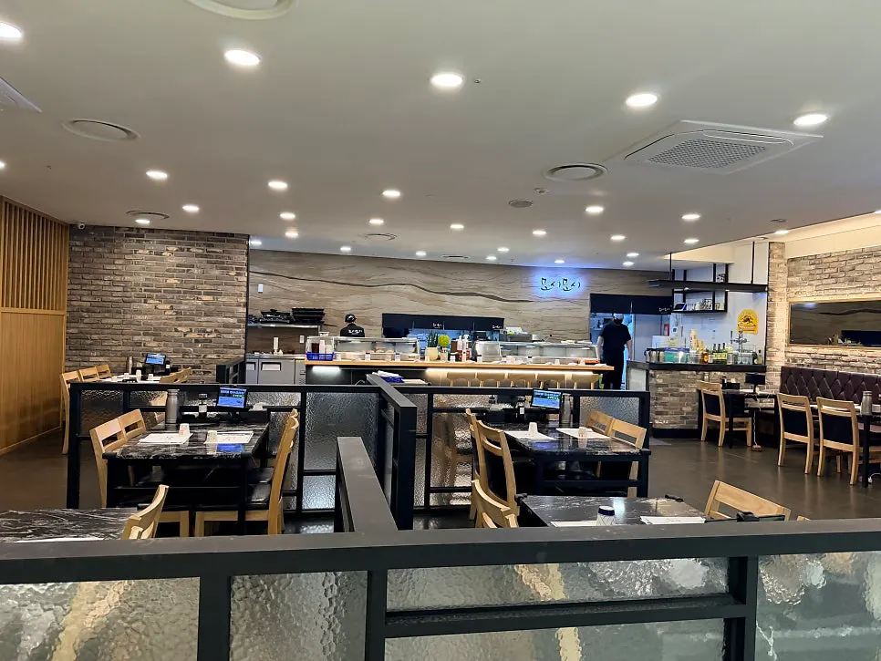 Entrance to Moshi Moshi Sushi on the 8th floor of Lotte Department Store Dongnae Branch