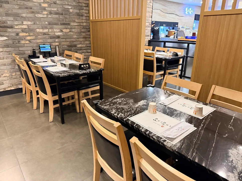 Window-side seating at Moshi Moshi Sushi Dongnae Branch