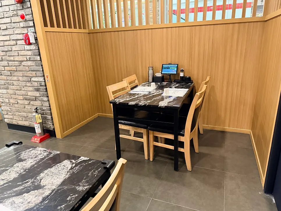 Seating layout at Moshi Moshi Sushi Dongnae Branch