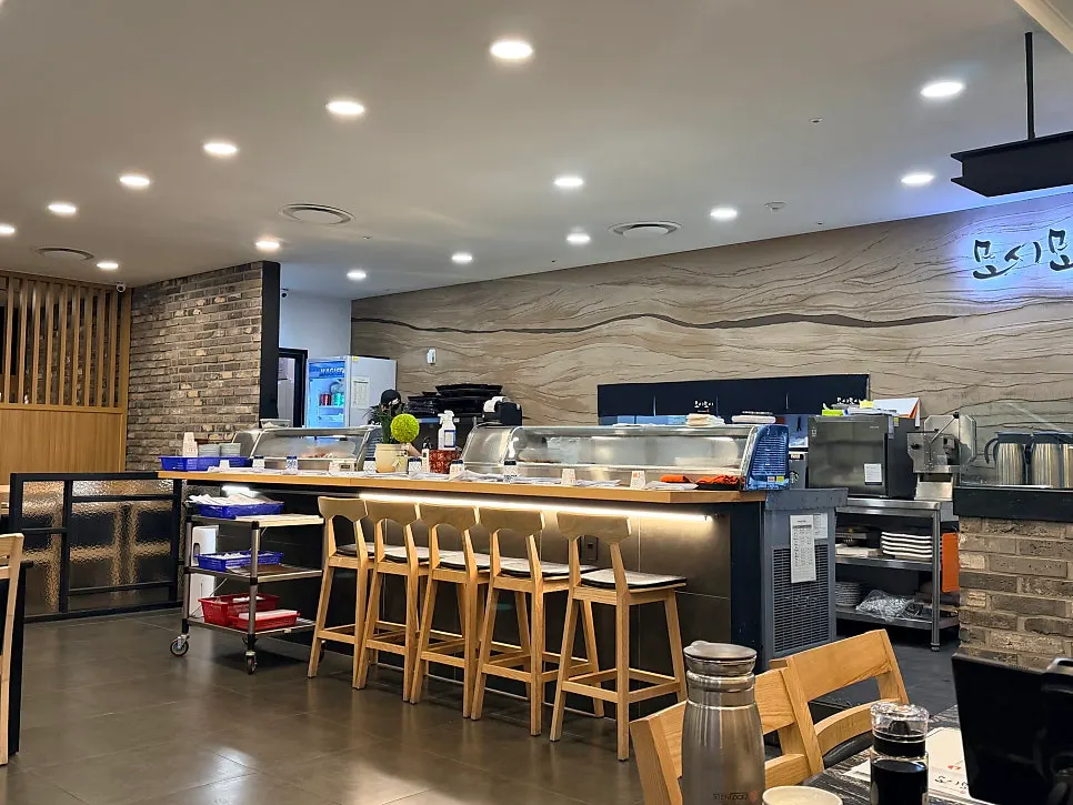 Interior atmosphere at Moshi Moshi Sushi Dongnae Branch