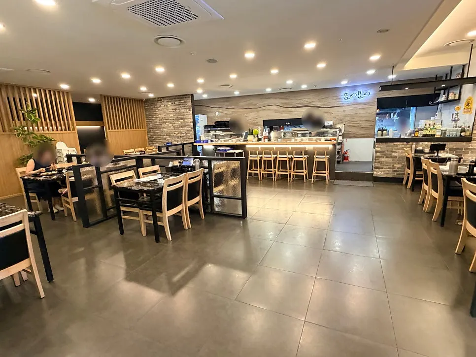 Entrance of the sushi restaurant next to the escalator on the 8th floor of Lotte Department Store Dongnae