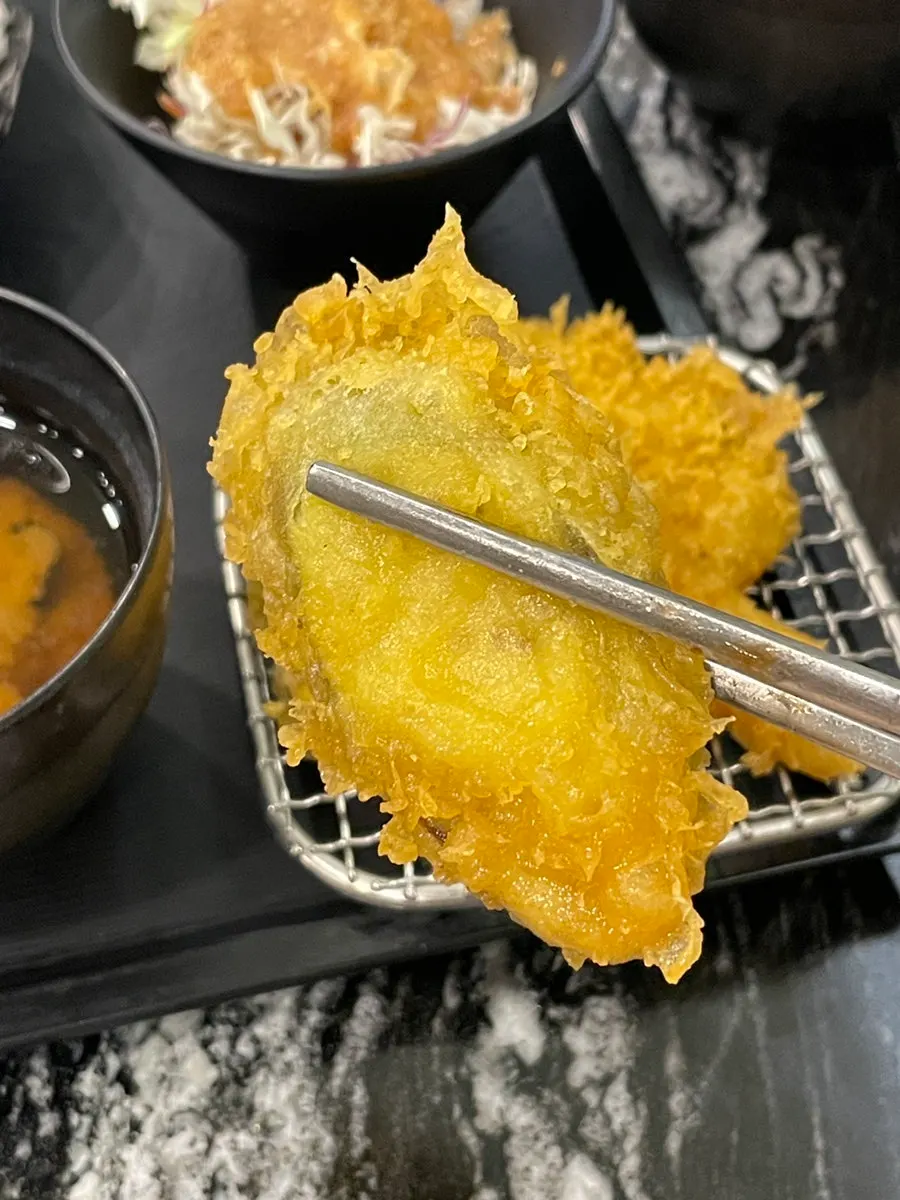 우동 면발을 들어 올린 모습