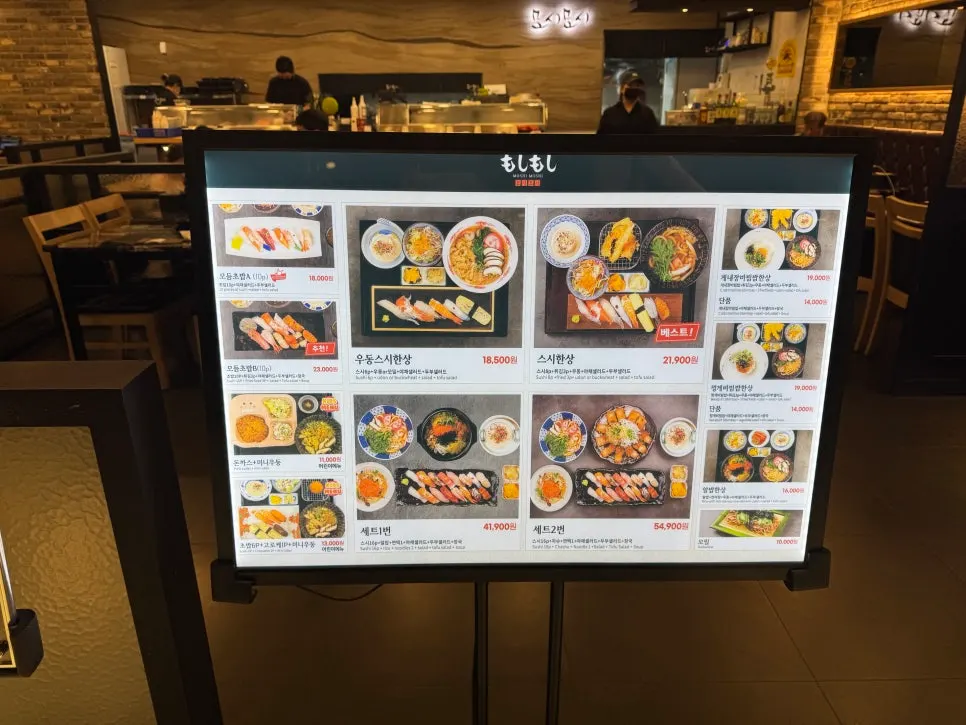 Corridor of the 8th floor dining hall at Lotte Department Store Dongnae