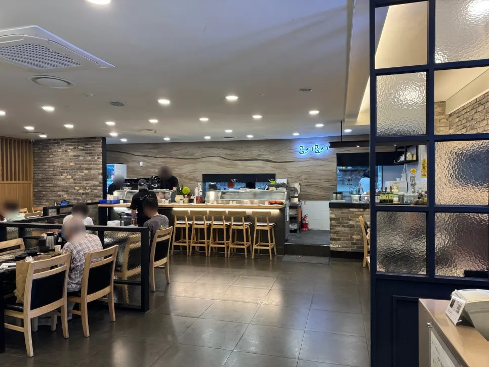 Dachi bar seating at Moshi Moshi Sushi Dongnae