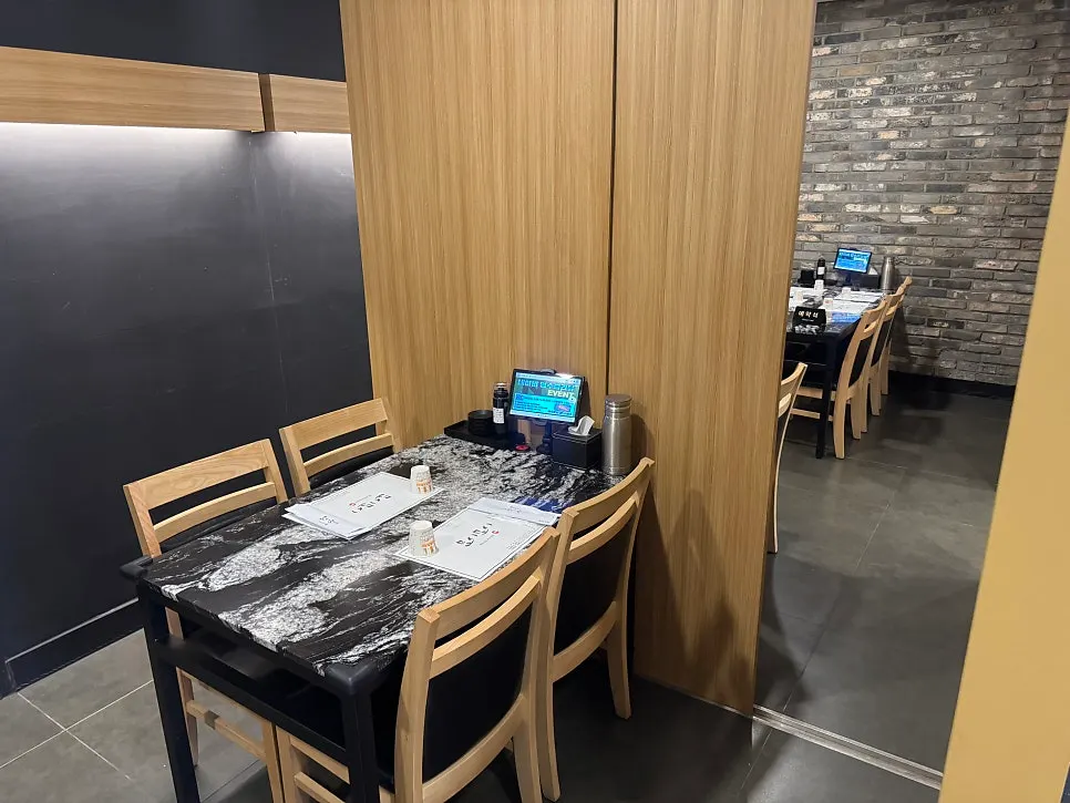 Private room and table seating at Moshi Moshi Sushi Dongnae