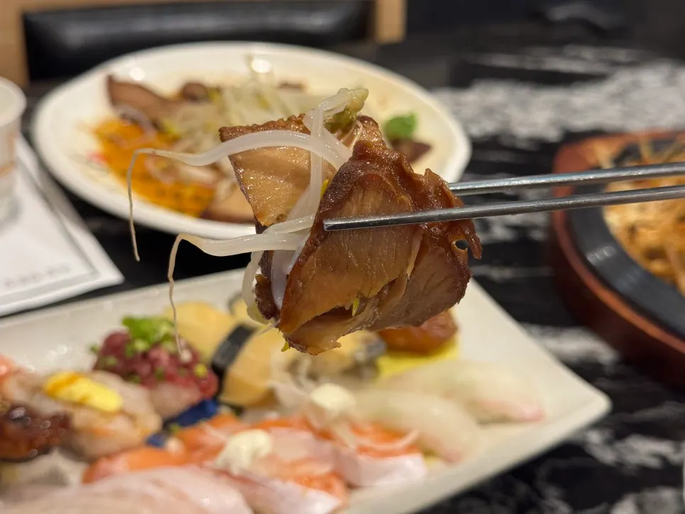 Yaki udon noodles lifted with tongs
