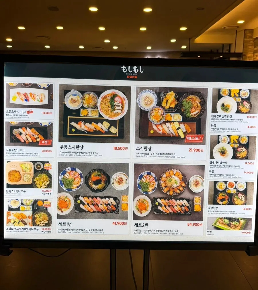 식사를 마친 테이블과 매장 안쪽