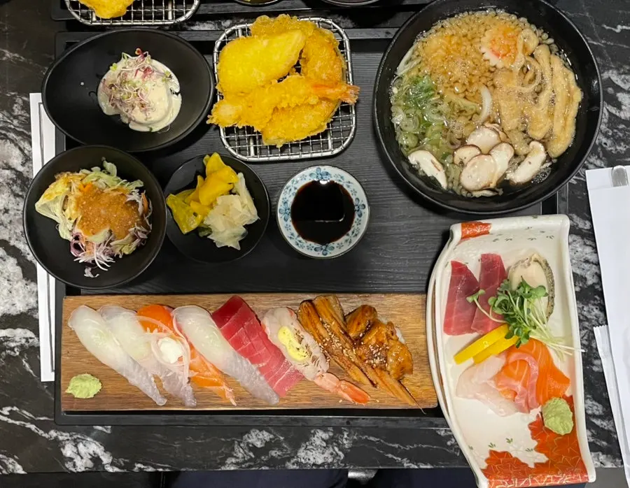 회 한상메뉴와 모듬초밥D 1인 메뉴 두 상 차림