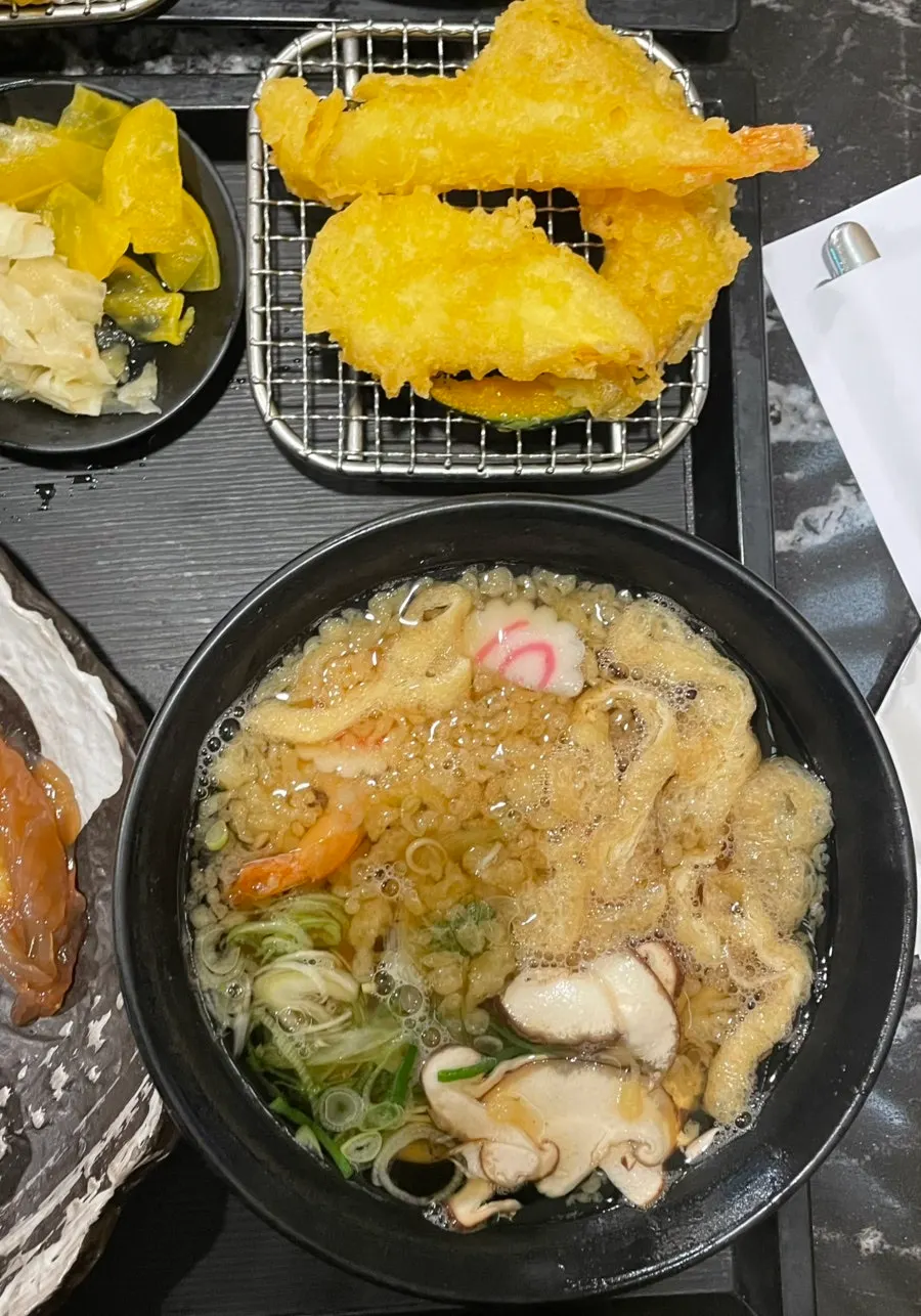 초밥 12피스가 담긴 모듬초밥D 접시