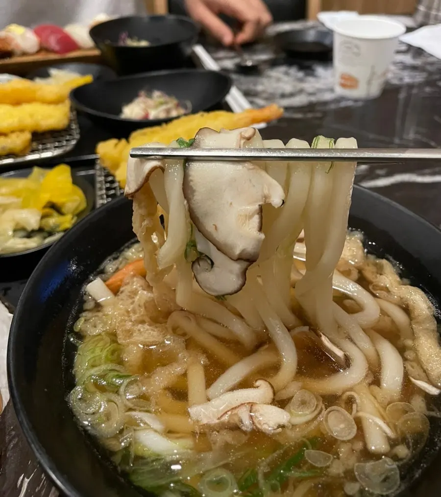세트에 포함된 우동 한 그릇