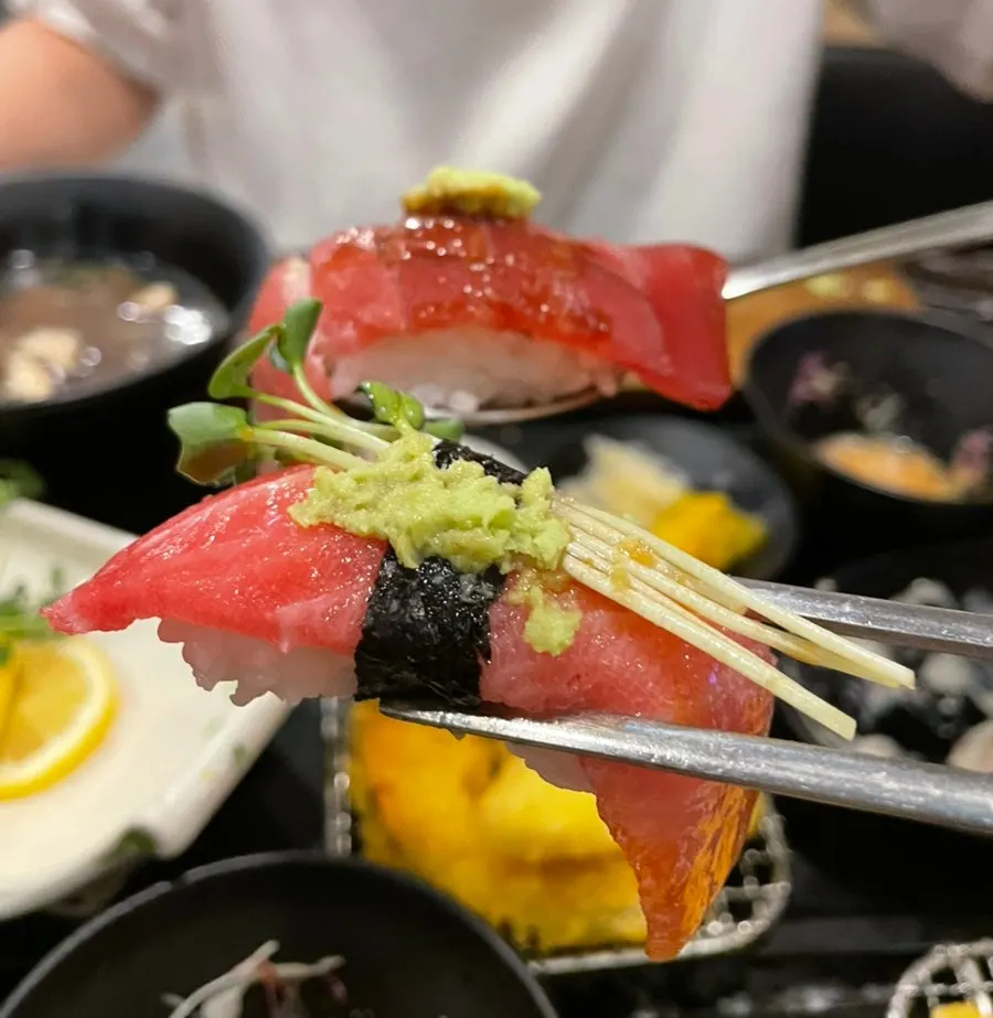 윤기 도는 참치 초밥
