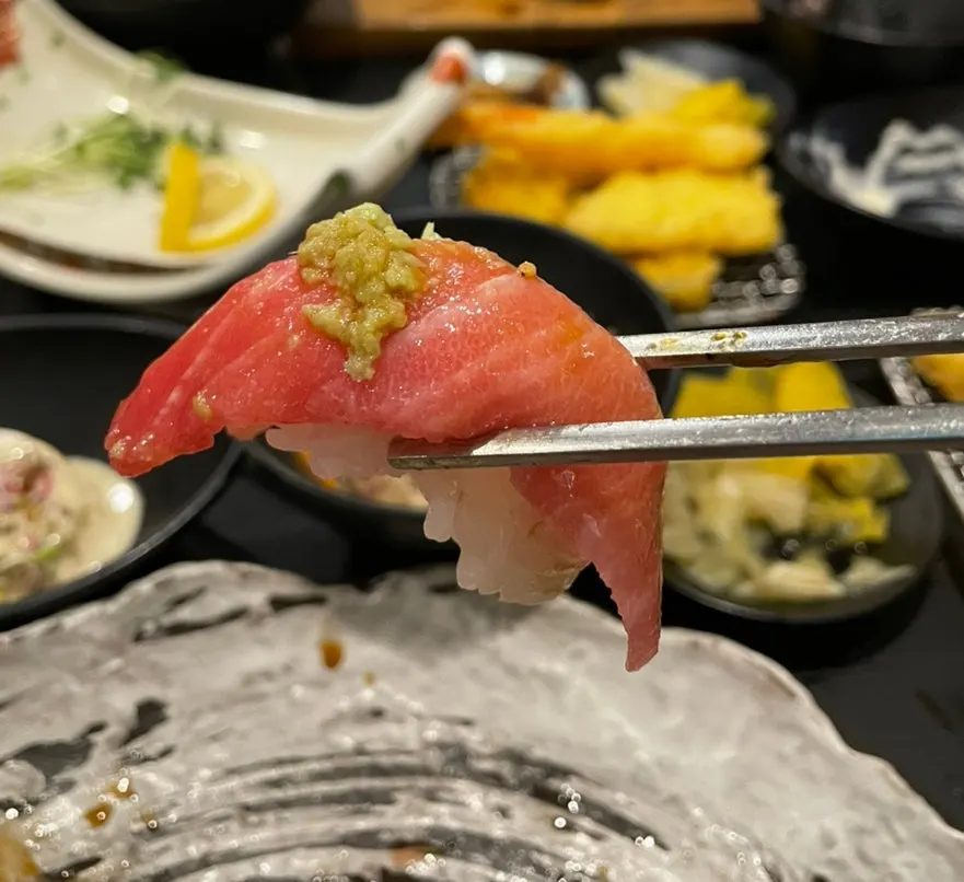 기름진 참치 뱃살 초밥