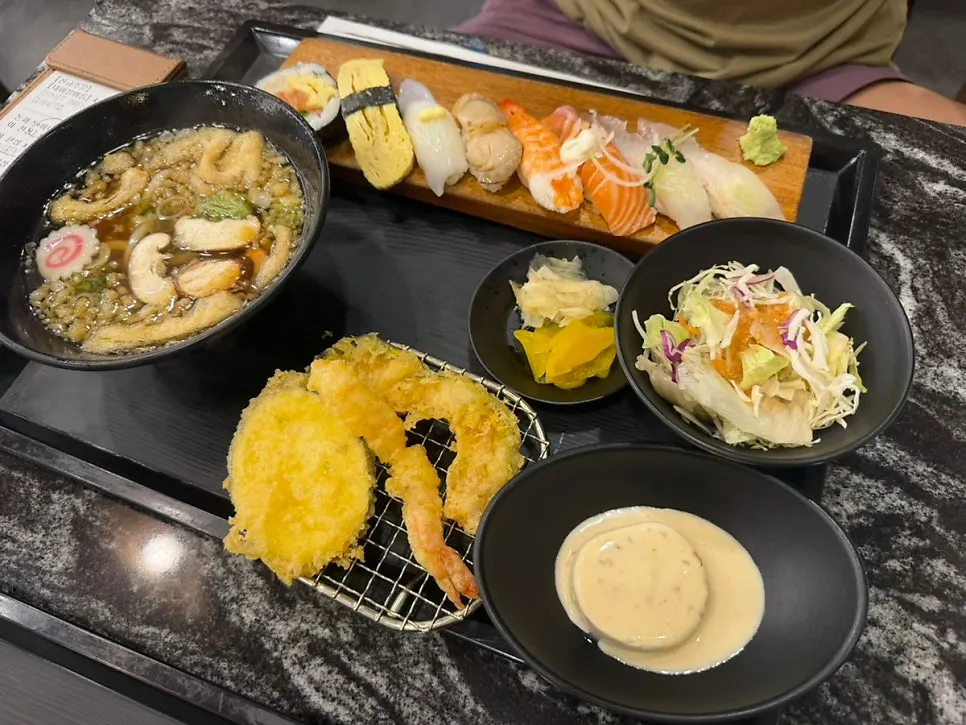 Kids' menu set with extra plates for portioning
