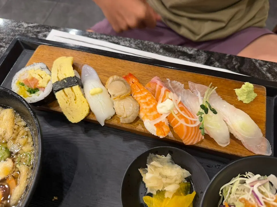 Sushi platter with 8 pieces of sushi