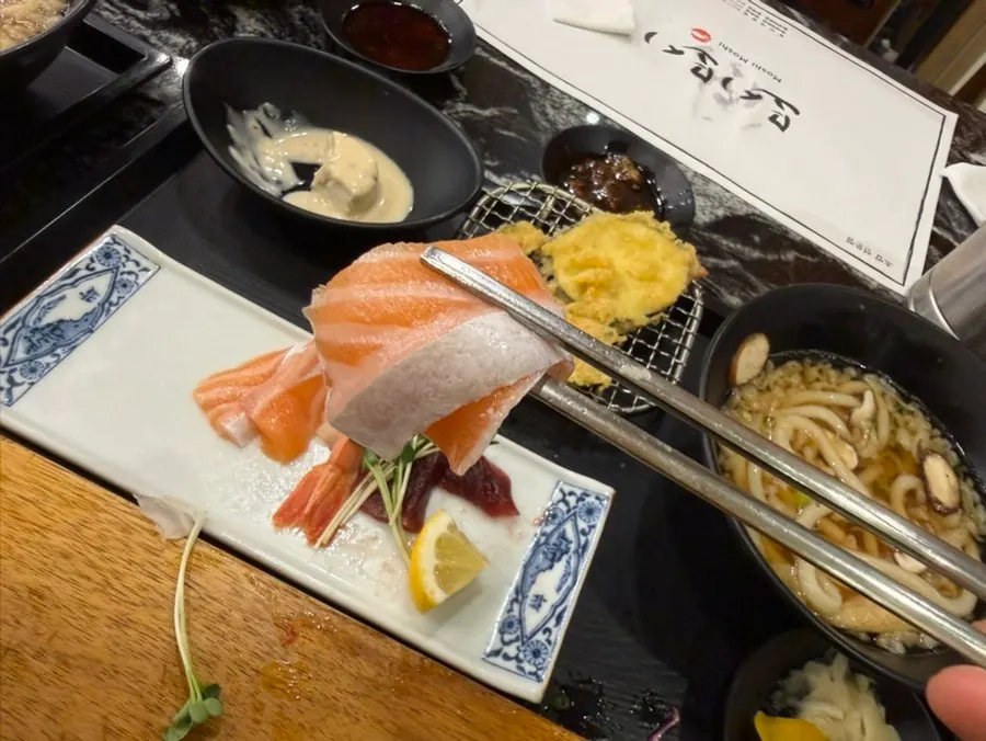 Cleanly sliced salmon and tuna sashimi