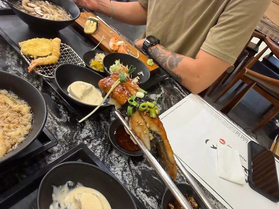 Plate mixing salmon, eel and yukhoe sushi