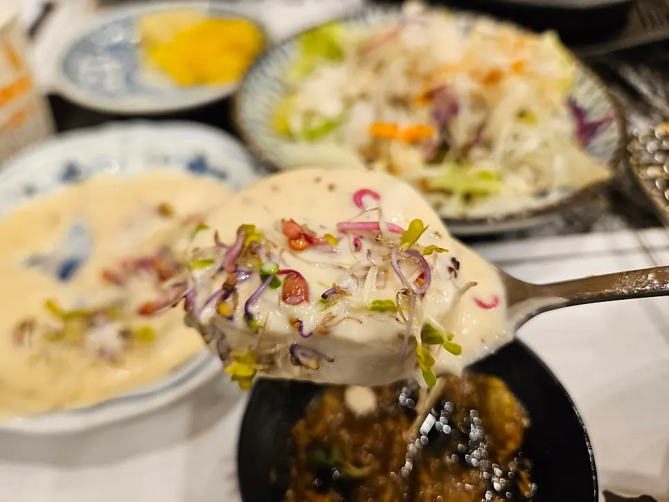 스시와 면 요리가 함께 실린 메뉴판