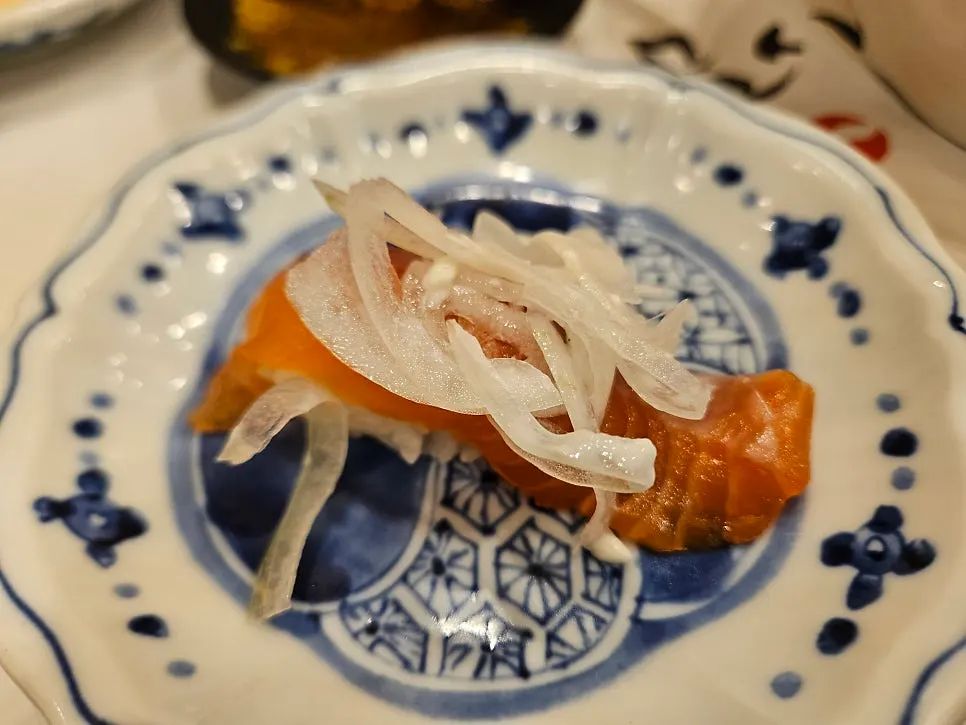 초밥과 우동, 알밥이 함께 놓인 식사 마무리 상차림