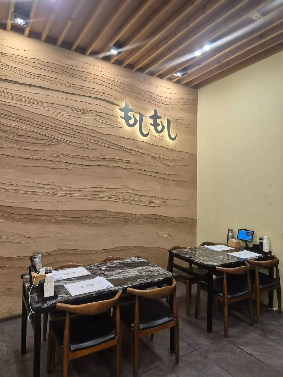 나무 소재를 활용한 차분한 인테리어와 테이블 배치