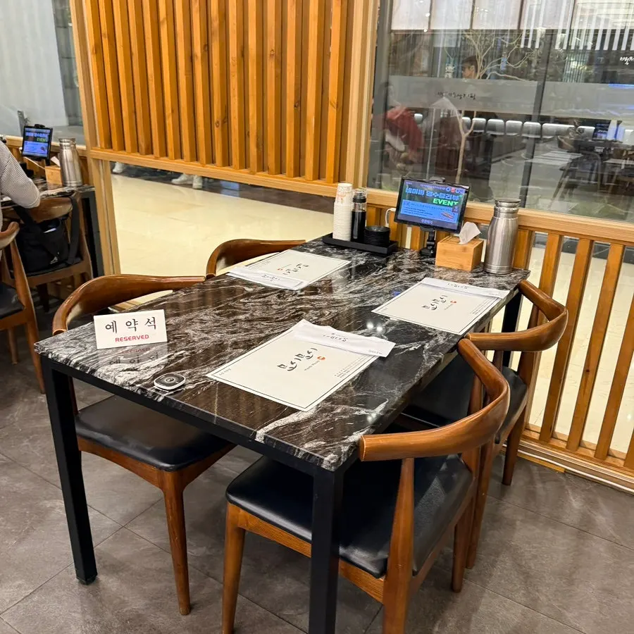 모시모시 스시 광복점 깔끔한 내부 좌석