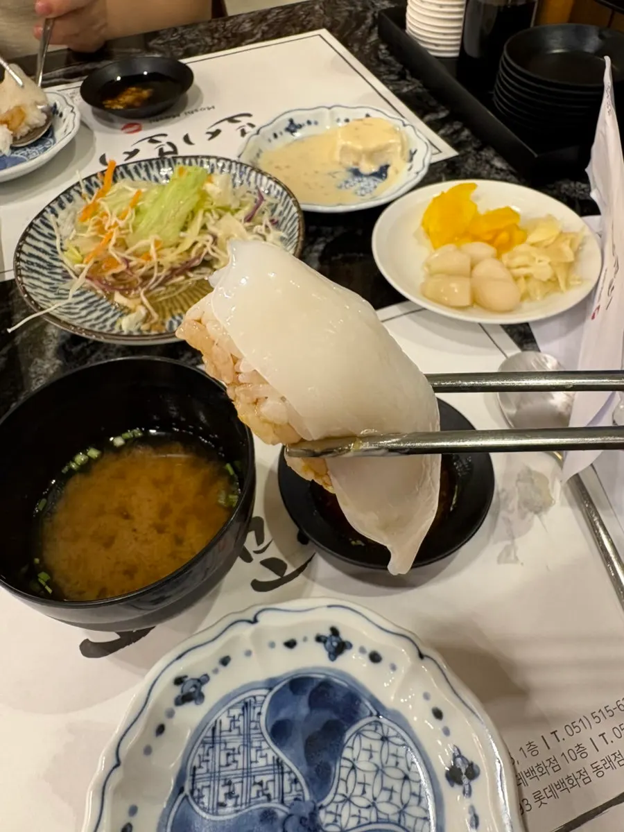 All 16 pieces of sushi included in set no. 2
