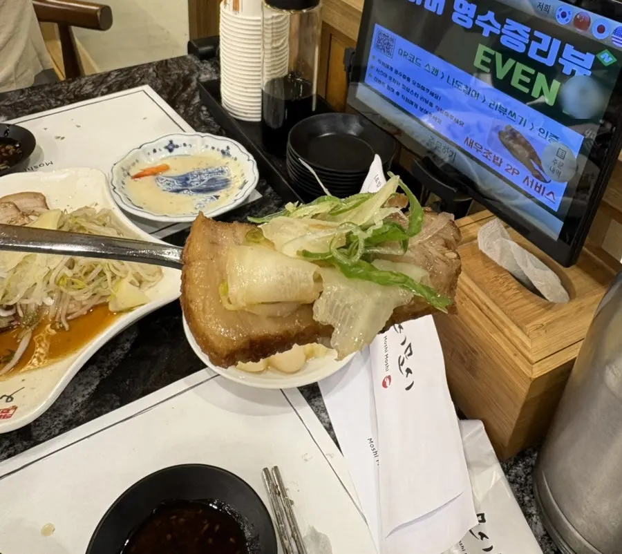 Char siu plate served with bean sprouts and vegetables
