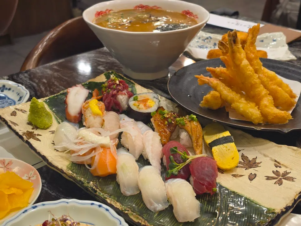 Set 4 with 18 pieces of sushi and fried shrimp