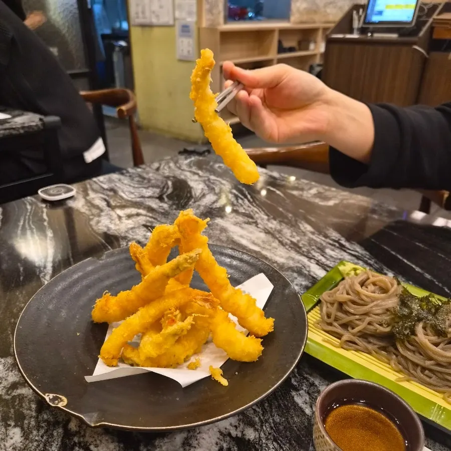 A generous serving of shrimp tempura and soba