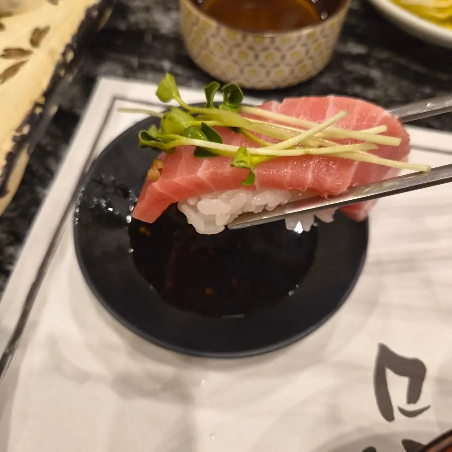 Plate of 18-piece sushi from set 4
