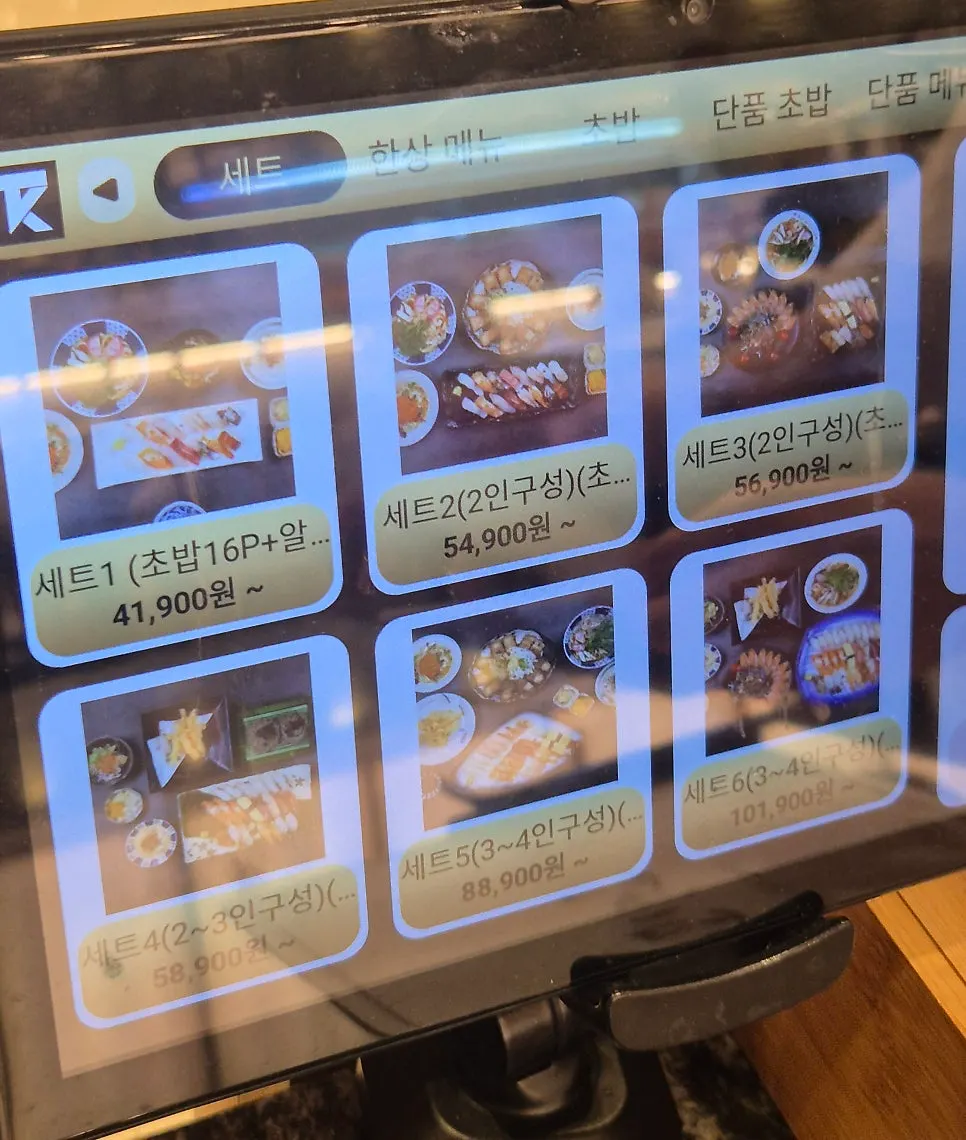 테이블에 놓인 태블릿 주문기