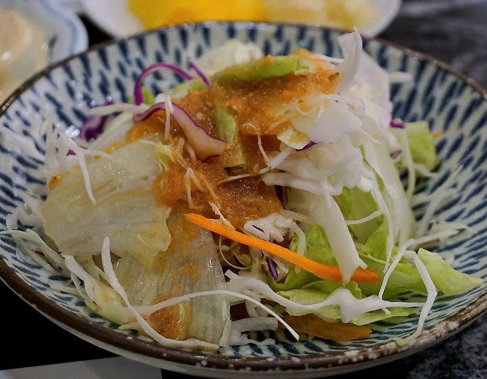 세팅된 테이블과 기본 반상