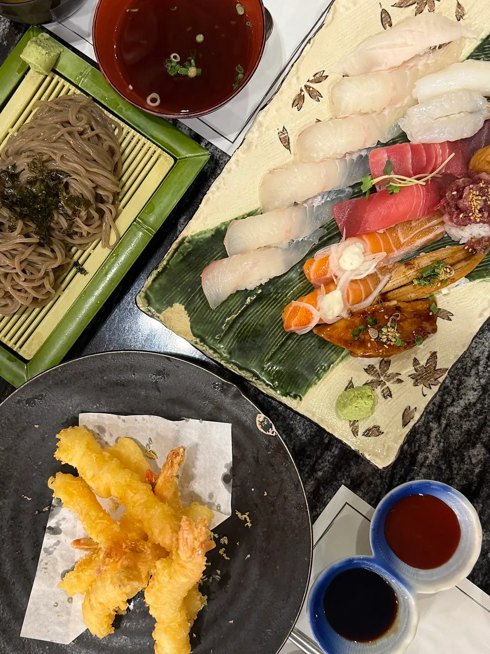 세트4와 연어회로 꽉 찬 테이블