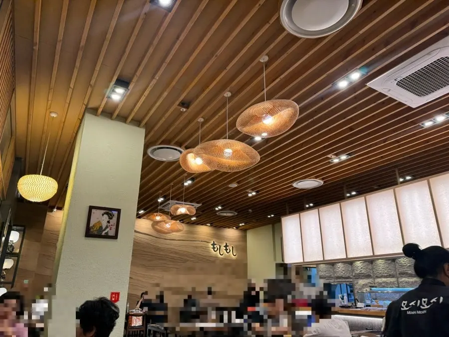 평일 저녁 손님이 많은 모시모시 광복점 홀