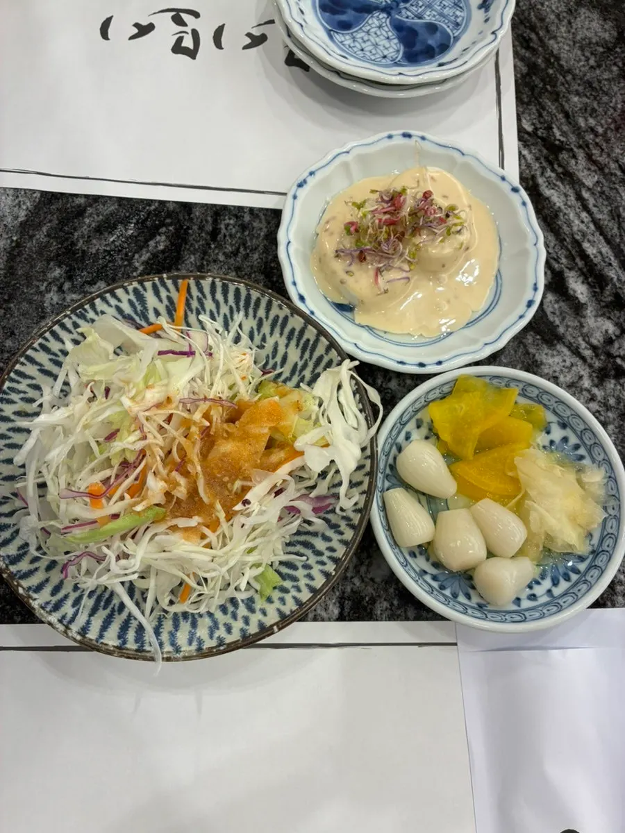초밥 세트와 단품이 적힌 메뉴판