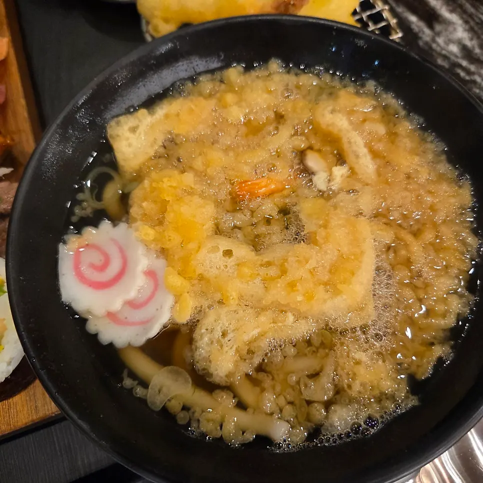 우동과 초밥이 함께 나온 한상