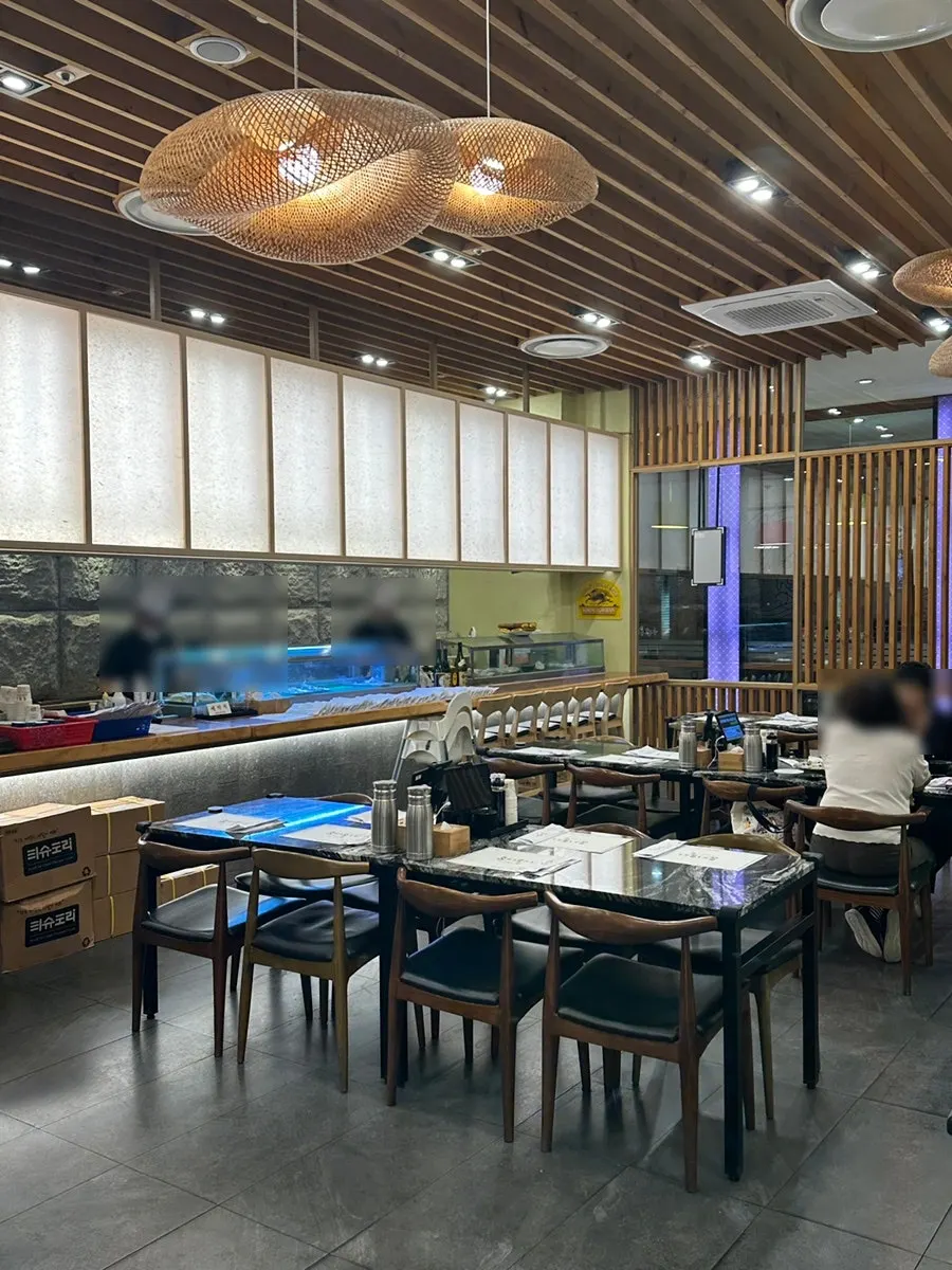 조명이 달린 모시모시 스시 매장 내부