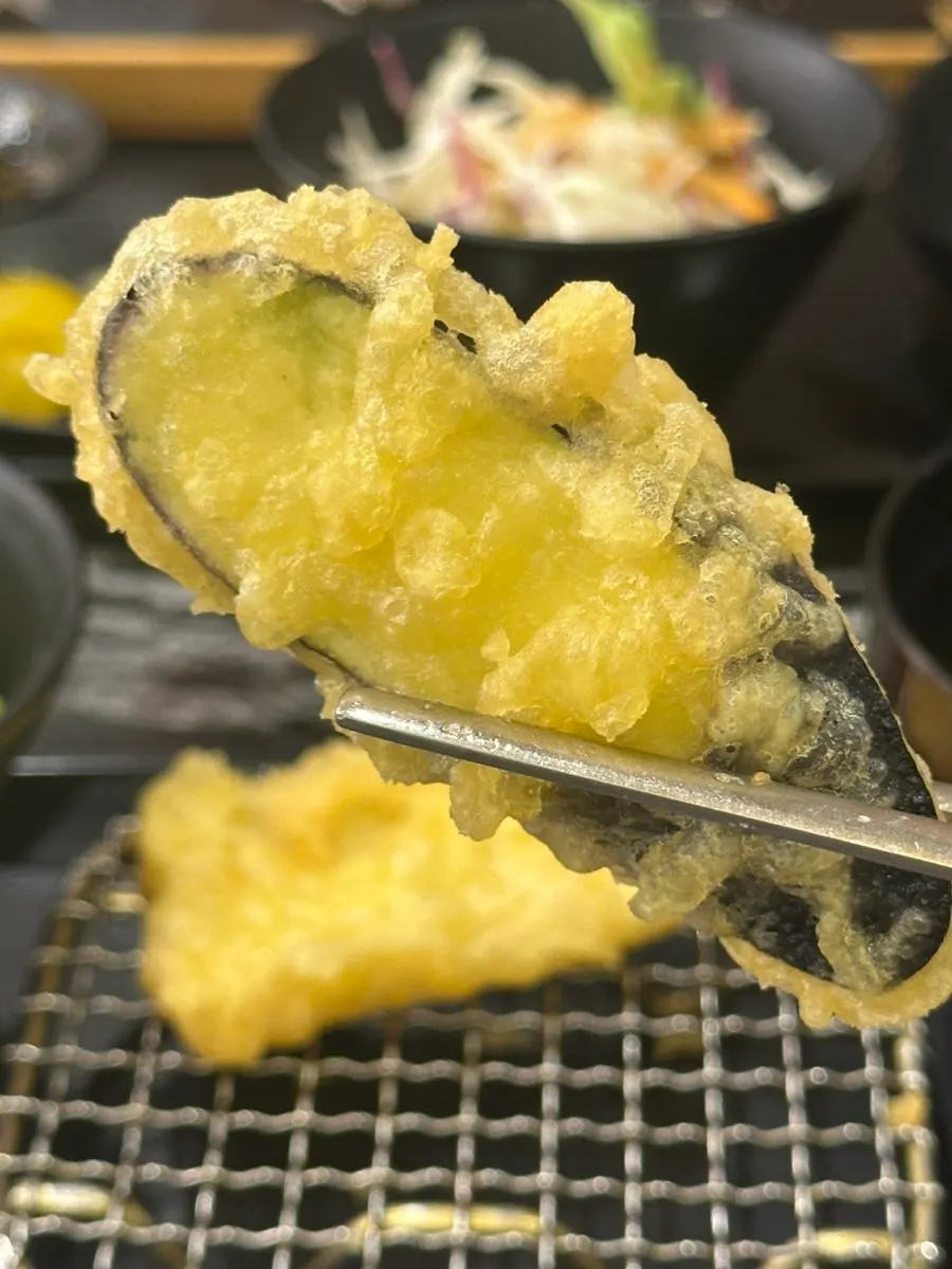 흰살생선과 연어가 올라간 초밥