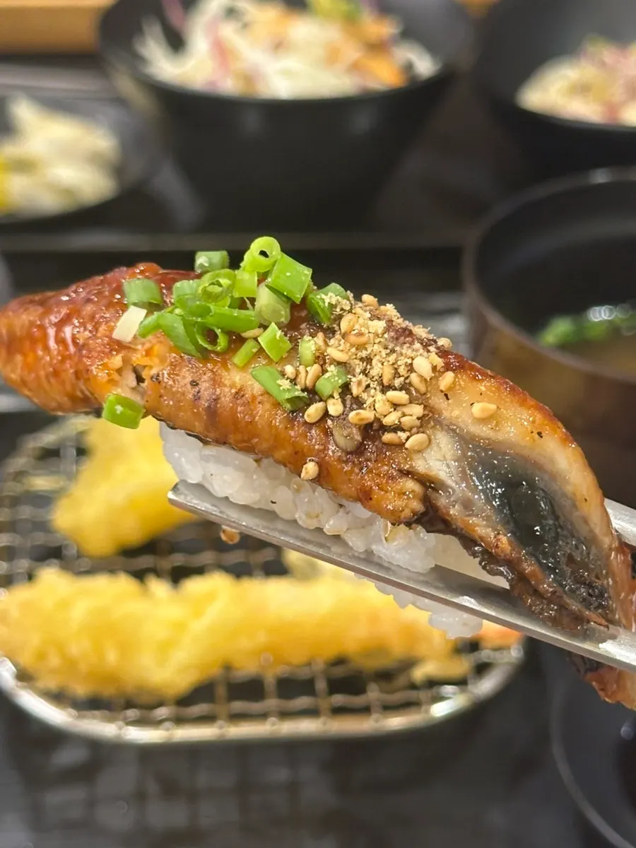 큼직하게 올라간 장어 초밥