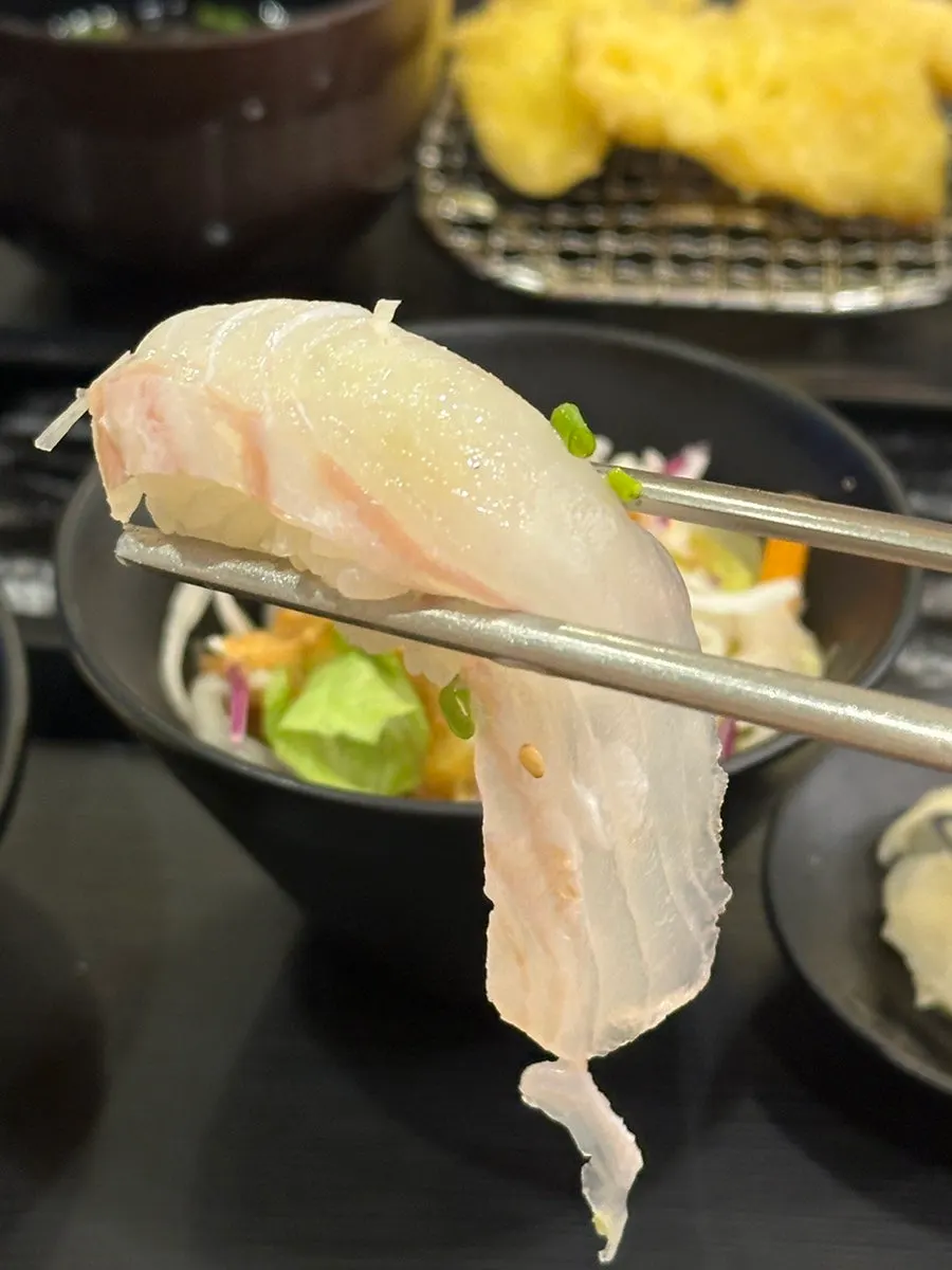 밥보다 큰 회가 올라간 광어 초밥