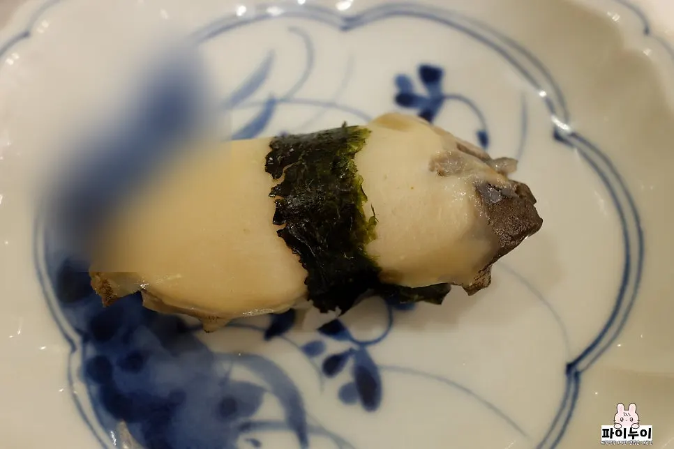 One of the pieces from the 16-piece sushi set