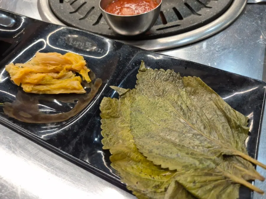 쌈무·다시마·명란젓이 담긴 밑반찬 접시