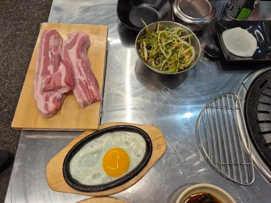 불판에 올린 두툼한 생삼겹살 2인분